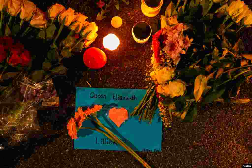 ناروے کے شہر اوسلو میں قائم&nbsp; برطانوی سفارت خانے کے باہر لوگ ملکۂ برطانیہ کے لیے تعزیتی پیغامات اور پھول رکھ رہے ہیں۔
