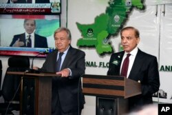 Dalam foto selebaran yang dirilis oleh Kantor Perdana Menteri Pakistan, Perdana Menteri Shahbaz Sharif, kanan, berbicara selama konferensi pers bersama dengan Sekretaris Jenderal PBB Antonio Guterres di Gedung Perdana Menteri di Islamabad, Pakistan, Jumat, 9 September 2022. (Kantor Perdana Menteri Pakistan via AP)