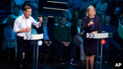Ulf Kristerson, lider Umerene partije, i premijerka Magdalena Anderson, liderka socijaldemokrata, u TV duelu u gradu Ekilstuna, 8. septembra 2022. 