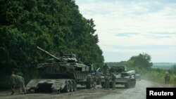 Binh sĩ Ukraine chuẩn bị di chuyển một xe tăng Nga thu được trong cuộc phản công tại vùng Kharkiv (ảnh chụp ngày 11/9/2022).