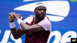 Frances Tiafoe, moun Etazini pandan yon match ak Rafael Nidal, moun peyi Espay nan 4em tou US Open tenis la nan Nouyok, Lendi 5 Sept. 2022. 