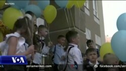 Fëmijët ukrainas rikthehen në shkolla ndërsa lufta vazhdon