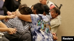 发生致命杀人案的加拿大原住民社区的居民相互安慰遇难者家属。（路透社2022年9月7日）