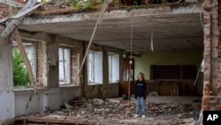 12-річна Анна Скибан стоїть серед уламків своєї колишньої класної кімнати в школі Чернігова, яку російські сили розбомбили в березні. Фото зроблене 30 серпня. AP/Emilio Morenatti 