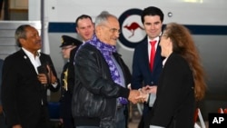 Presiden Timor Leste Jose Ramos-Horta (tengah), ditemui anggota parlemen Lismore Jangle Saffin setibanya di Bandara Fairbairn, Canberra, Australia, Selasa, 6 September 2022. (Lukas Coch/AAP via AP)