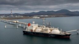 ARCHIVES - Le pétrolier Sun Arrows charge sa cargaison dans le port de Prigorodnoye, en Russie, le vendredi 29 octobre 2021. 