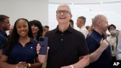 Direkte Jeneral Apple la, Tim Cook kenbe nouvo iPhone 14 la pandan yon evenman nan Cupertino, Kalifoni pou prezante nouvo pwodwi Apple yo, 7 Sept. 2022. 