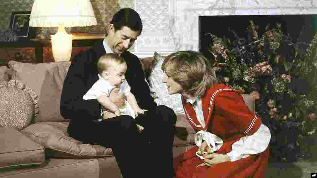 লন্ডনের কেনসিংটন প্যালেসে রাজা তৃতীয় চার্লস ও প্রিন্সেস ডায়ানার সাথে ৬ মাস বয়সী প্রিন্স উইলিয়াম, ১৯৮২।