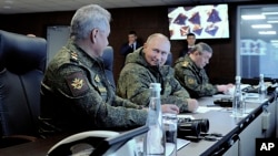 El presidente ruso, Vladimir Putin, en el centro, flanqueado por el jefe del Estado Mayor General, el general Valery Gerasimov, a la derecha, y el ministro de Defensa, Sergei Shogu, a la izquierda, asisten al ejercicio militar Vostok 2022 (Este 2022) en el extremo oriental de Rusia, en las afueras de Vladivostok, el martes 6 de septiembre de 2019. 6, 2022.