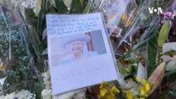 英國駐港總領事館外悼念女皇駕崩的花海及心意卡