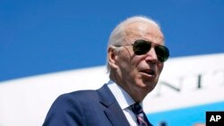 ARCHIVO - El presidente Joe Biden habla antes de abordar el Air Force One en el Aeropuerto Internacional de Columbus en Columbus, Ohio, el viernes 9 de septiembre de 2022.