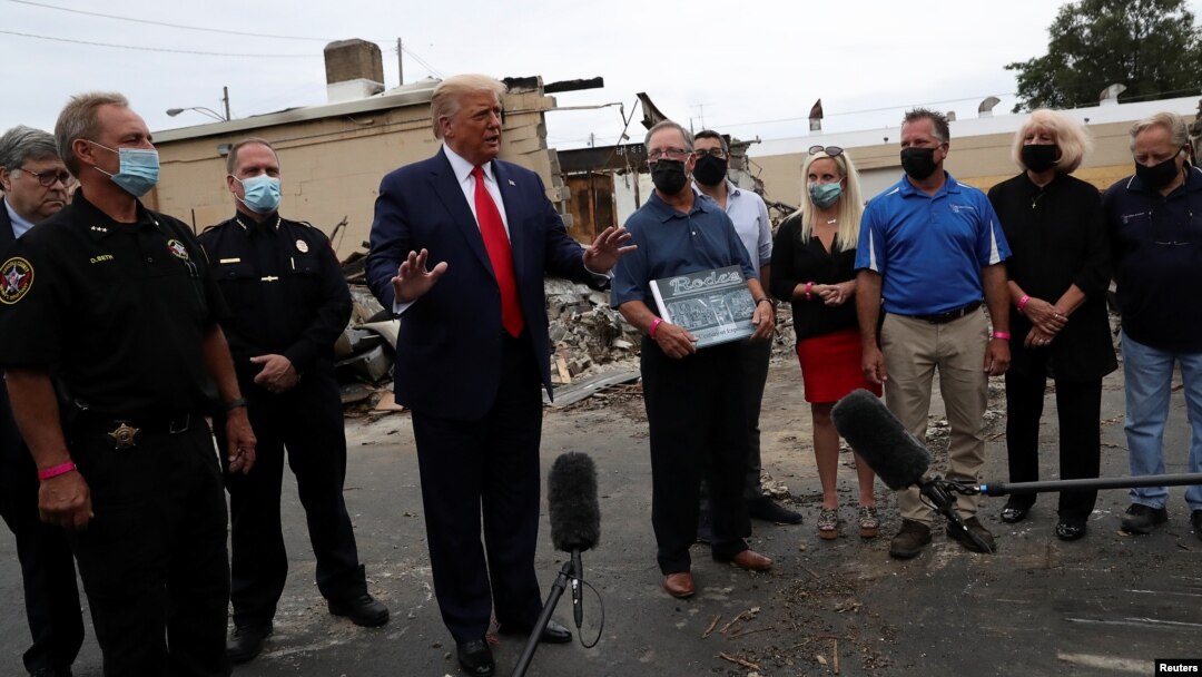 Presiden AS Donald Trump berbicara kepada media saat berkunjung di Kenosha, Wisconsin, Selasa (1/9).