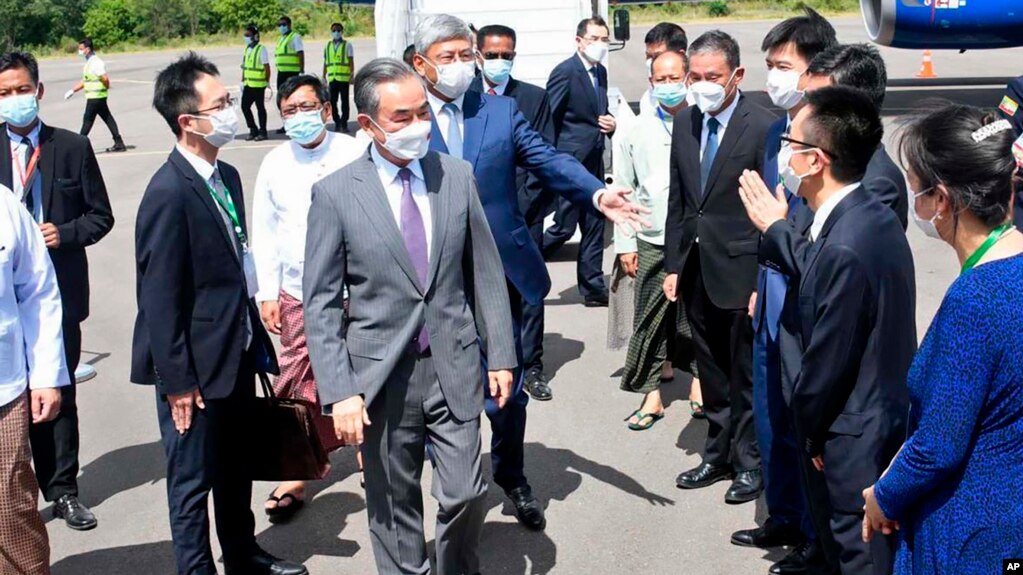 资料照片：缅甸新闻部提供的照片显示，缅甸外交部代表和中国使馆代表在蒲甘良乌机场欢迎中国外长王毅。(2022年7月2日)(photo:VOA)