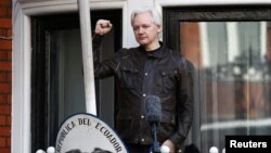 pendiri WikiLeaks, Julian Assange, berdiri di balkon Kedutaan Ekuador di London, Inggris untuk menyalami pendukungya (foto: dok). 