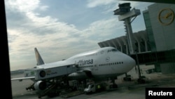 ILUSTRASI - Sebuah pesawat Lufthansa diparkir di landasan pacu terminal bandara Fraport di Frankfurt, 29 September 2014. (Kai Pfaffenbach/REUTERS)