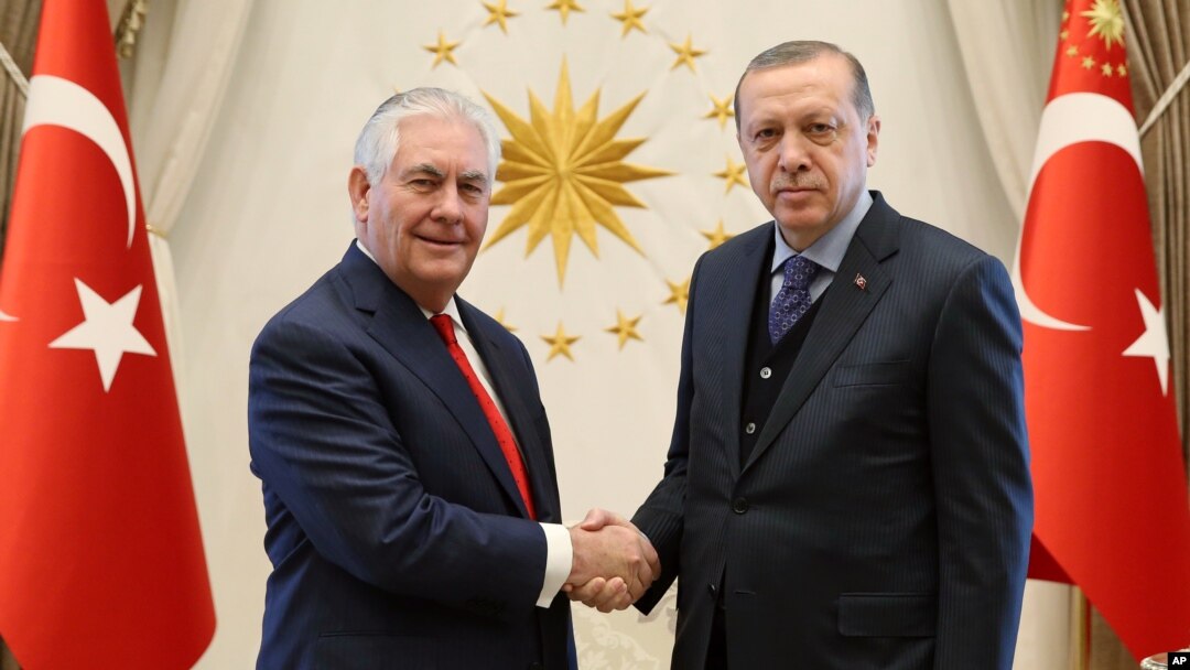 Menlu AS Rex Tillerson (kiri) dan Presiden Turki Recep Tayyip Erdogan sebelum pertemuan di Ankara, Turki, Rabu (30/3).