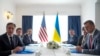 Menlu AS Antony Blinken (kiri) dan Menlu Ukraina Dmytro Kuleba (kanan) menghadiri pertemuan bilateral di sela-sela pertemuan para Menlu G7 di Pulau Capri, Kamis 18 April 2024. 