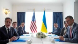 Menlu AS Antony Blinken (kiri) dan Menlu Ukraina Dmytro Kuleba (kanan) menghadiri pertemuan bilateral di sela-sela pertemuan para Menlu G7 di Pulau Capri, Kamis 18 April 2024. 