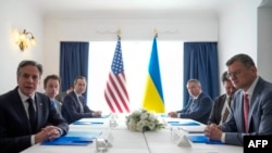 美国国务卿布林肯与乌克兰外长库列巴在意大利卡普里岛七国集团外长会议间歇会晤。(2024年4月18日)