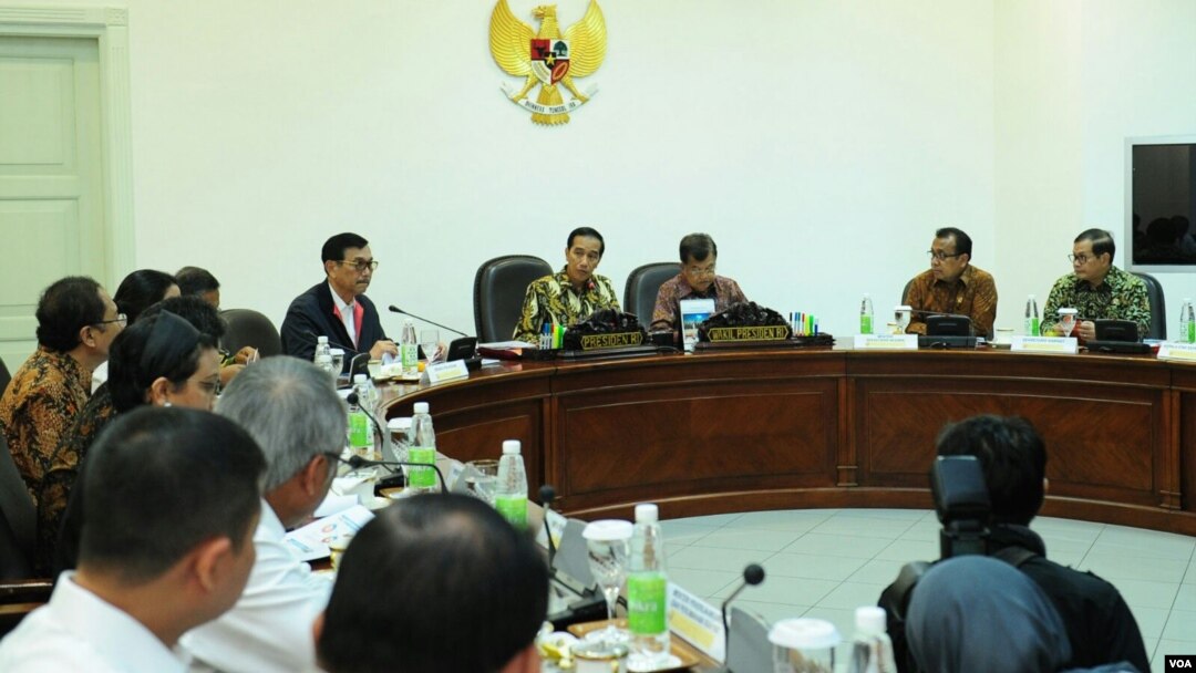 Presiden Joko Widodo memimpin rapat terbatas di Kantor Presiden di Jakarta, Rabu 16 Desember 2015 (courtesy: Biro Pers Setpres).