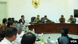 Presiden Joko Widodo memimpin rapat terbatas di Kantor Presiden di Jakarta, Rabu 16 Desember 2015 (courtesy: Biro Pers Setpres).