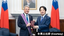 台湾总统赖清德在台北总统府向美国联邦众议院外交事务委员会荣退主席迈克·麦考尔颁授“大绶景星勋章”，表彰其深化美台关系与支持民主台湾的长期贡献。(2026年8月4日）