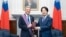 台湾总统赖清德在台北总统府向美国联邦众议院外交事务委员会荣退主席迈克·麦考尔颁授“大绶景星勋章”，表彰其深化美台关系与支持民主台湾的长期贡献。(2026年8月4日）
