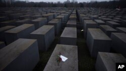 Bunga mawar dengan tulisan catatan "#weremember" (#kamiingat) diletakkan di Holocaust Memorial untuk memperingati hari Peringatan Holocaust Internasional di Berlin, Jerman, 27 Januari 2021. 