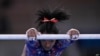 Simone Biles, de Estados Unidos, se ejercita en las barras asimétricas durante las calificaciones de gimnasia artística femenina en los Juegos Olímpicos de Tokio, el 25 de julio de 2021, en Tokio.