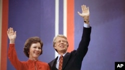 Jimmy y Rosalynn Carter saludan en la Convención Nacional del Partido Demócrata el 15 de julio de 1976 en el Madison Square Garden de Nueva York.