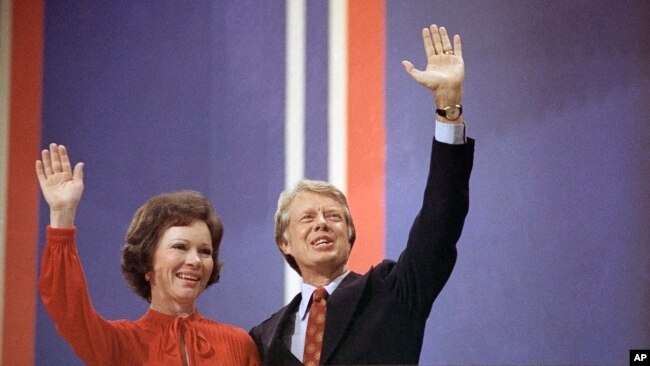 Jimmy y Rosalynn Carter saludan en la Convención Nacional del Partido Demócrata el 15 de julio de 1976 en el Madison Square Garden de Nueva York.