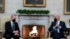 El presidente Joe Biden (der) conversa durante una reunión con el canciller alemán Olaf Scholz, en la Casa Blanca, en Washington, el 7 de febrero de 2022. 