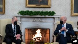 El presidente Joe Biden (der) conversa durante una reunión con el canciller alemán Olaf Scholz, en la Casa Blanca, en Washington, el 7 de febrero de 2022. 