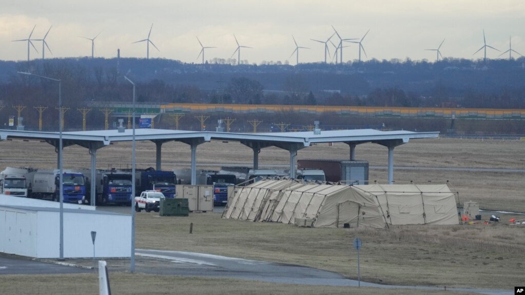 Equipos del Ejército de EE. UU. en el aeropuerto de Rzeszow-Jasionka, en el sureste de Polonia, el sábado 5 de febrero de 2022.