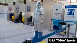Медицинский персонал тестирует журналистов и спортсменов на Covid-19 по прибытии на Зимние Олимпийские игры 2022 года в Пекине
