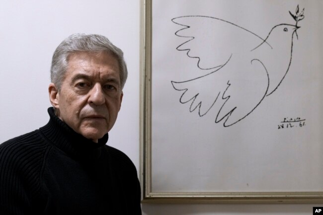 Yossi Beilin, mantan pejabat senior Israel dan perunding perdamaian yang ikut mendirikan Inisiatif Jenewa, berfoto di rumahnya di Tel Aviv, Israel, Minggu, 6 Februari 2022. (AP/Tsafrir Abayov)