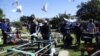 Las palomas vuelan durante el funeral de la periodista mexicana Lourdes Maldonado, quien fue asesinada en la ciudad fronteriza norteña de Tijuana, en un cementerio de Tijuana, México, el 27 de enero de 2022.