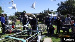 Las palomas vuelan durante el funeral de la periodista mexicana Lourdes Maldonado, quien fue asesinada en la ciudad fronteriza norteña de Tijuana, en un cementerio de Tijuana, México, el 27 de enero de 2022.