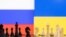 Ilustrasi bendera Rusia dan Ukraina yang diambil pada 25 Januari 2022. (Foto: REUTERS/Dado Ruvic)
