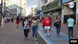Bystanders walk in downtown San José, Costa Rica (VOA Photo / Houston Castillo)
