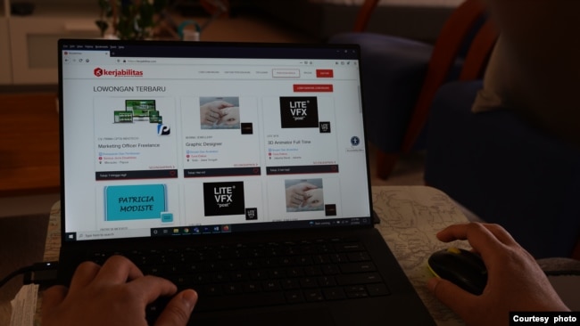Kerjabilitas.com tak hanya menawarkan jasa iklan lowongan kerja inklusif difabel, tetapi juga lokakarya karir hingga asesmen aksesibilitas bagi penyedia kerja (Courtesy: VOA)
