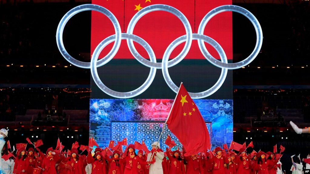 中国队在北京国家体育馆举行的北京冬奥会开幕式上。（2022年2月4日）(photo:VOA)