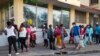 Cubanos hacen fila para comprar productos básicos en La Habana el 4 de febrero de 2022.