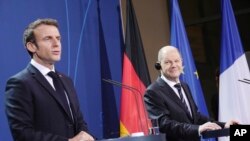 ဘာလင်မြို့မှာ ပူးတွဲ သတင်းစာရှင်းလင်းပွဲ ပြုလုပ်ခဲ့စဉ်က တွေ့ရတဲ့ ပြင်သစ်သမ္မတ Emmanuel Macron (ဝဲ) နဲ့ ဂျာမနီဝန်ကြီးချုပ် Olav Scholz. (ဇန်နဝါရီ ၂၅၊ ၂၀၂၂)