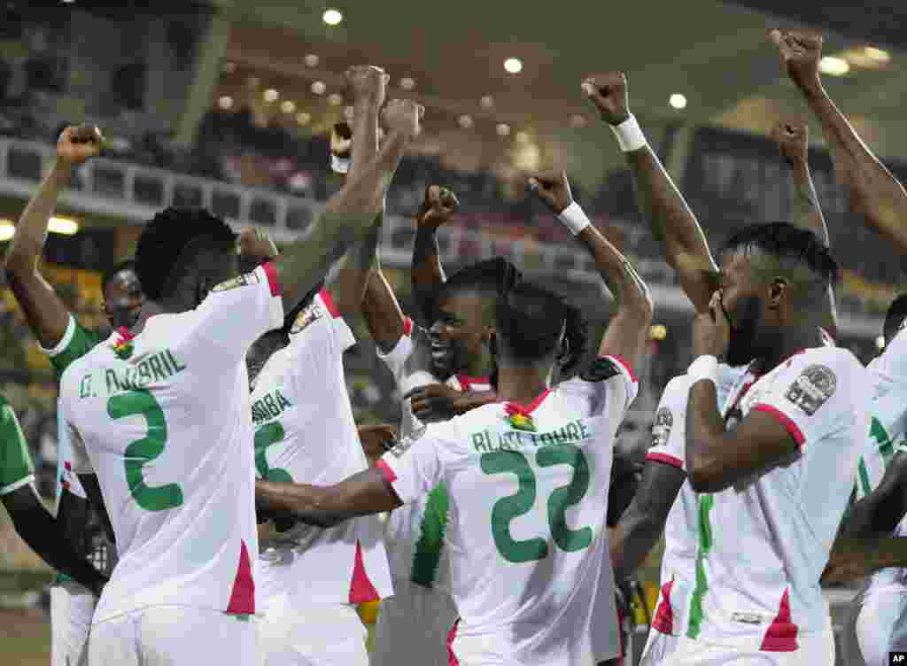 Burkina Faso&#39;s Cheick Djibril Ouattara (L) celebrates with teammates after scoring his team&#39;s third goal against Cameroon, Feb. 5, 2022.