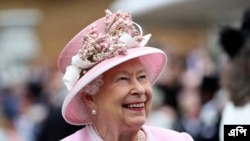 Ratu Elizabeth Inggris tiba untuk Royal Garden Party di Istana Buckingham di London, Rabu, 29 Mei 2019. (Foto: via AP) 