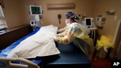Arhiva - Medicinska radnica pomera telo osobe preminule od Kovida 19, u Vilis Kingon medicinskom centru u Los Anđelesu, 18. avgusta 2021. 