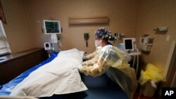 미국 루이지애나주 슈레브포트 의료시설 근무자가 코로나 관련 사망자 시신을 수습하고 있다. (자료사진)