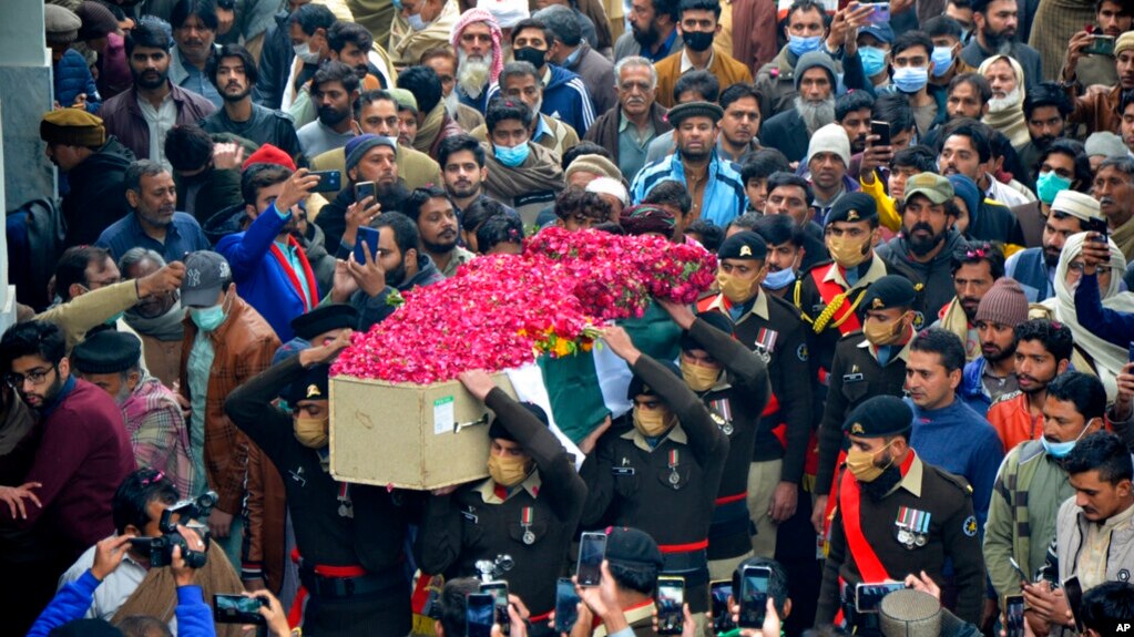 巴基斯坦军方为在俾路支省军事基地守卫战中死亡的一名陆军军官下葬（2022年2月4日）(photo:VOA)