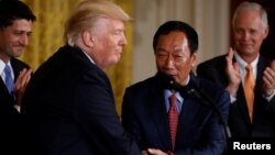 CEO Foxconn Terry Gou berjabat tangan dengan Presiden AS Donald Trump dalam sebuah acara di Gedung Putih (foto: dok). 